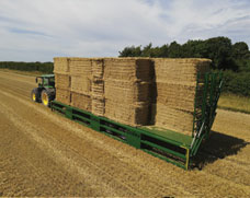 Loaded Bale trailer with hyraulic clamps