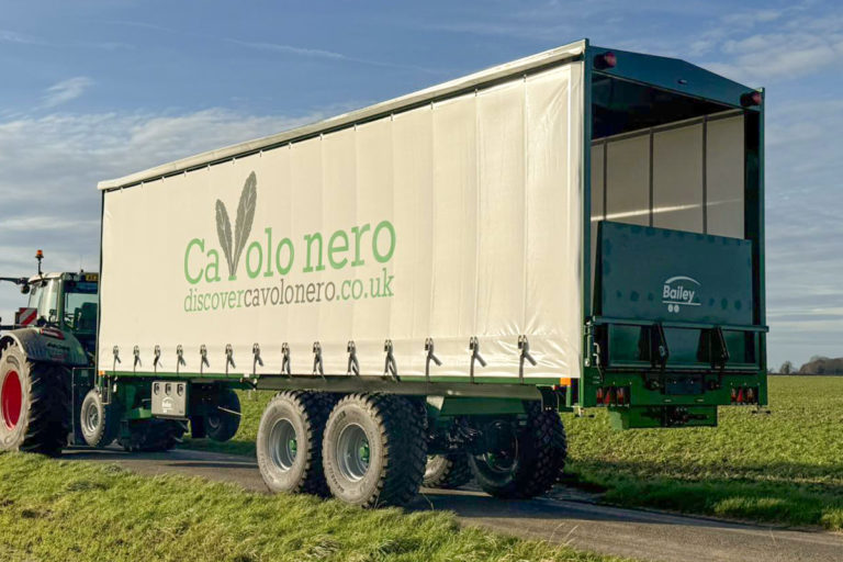 Bale trailer with curtainsider