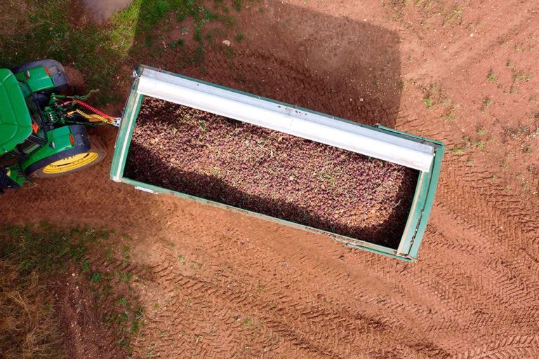 Hydraulic side to side sheeting system