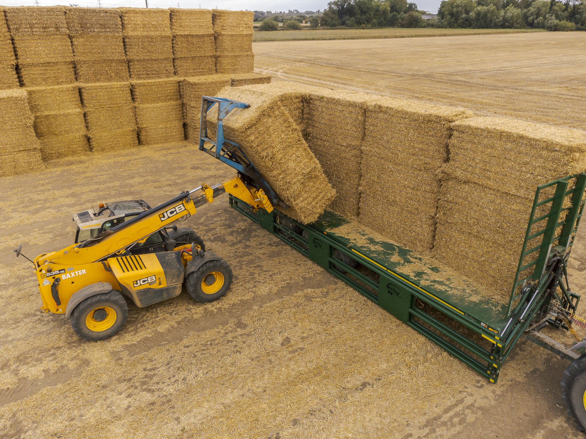 jcb fastrac loading andrew baxter's bailey bale trailer