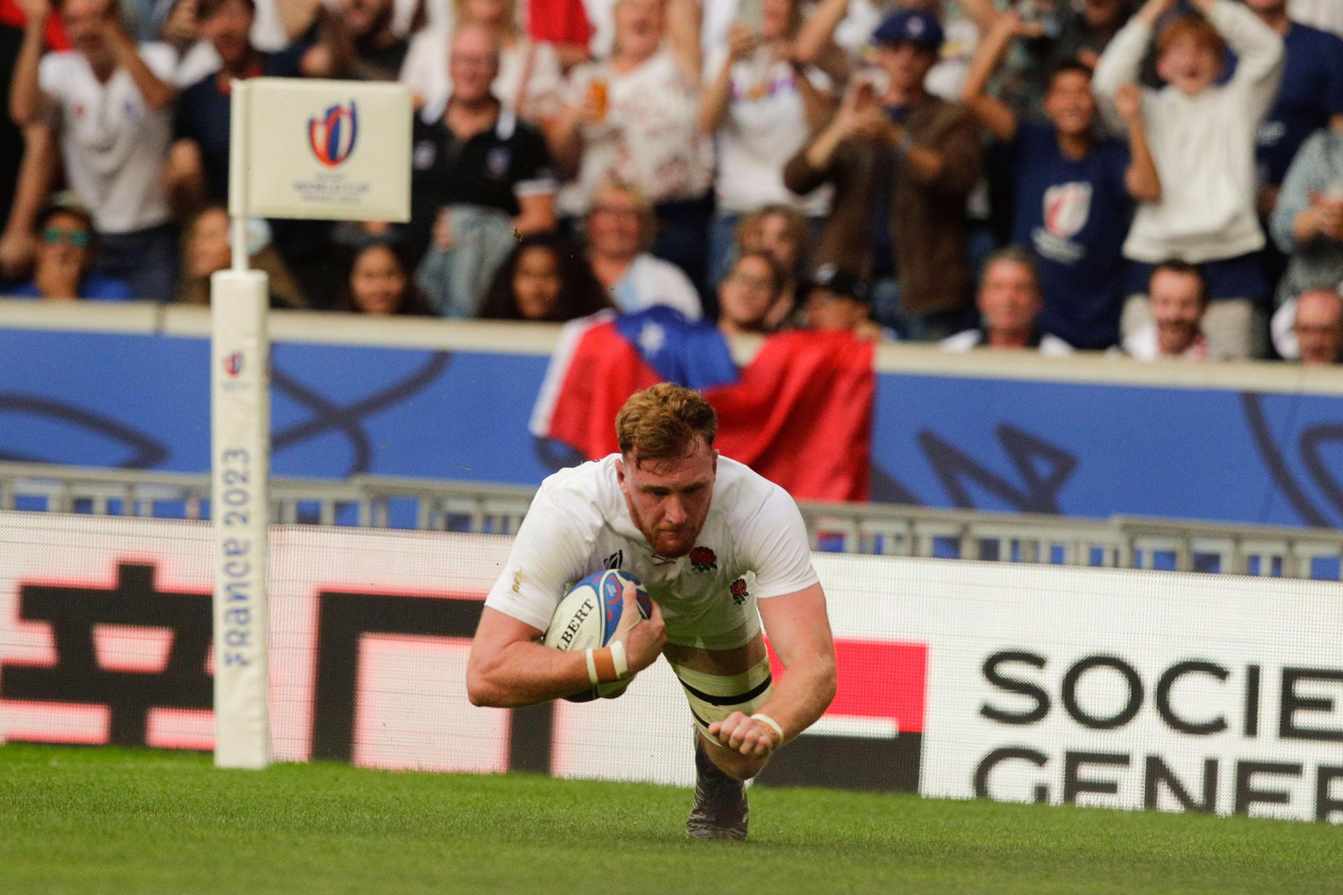 Ollie Chessum scoring a try