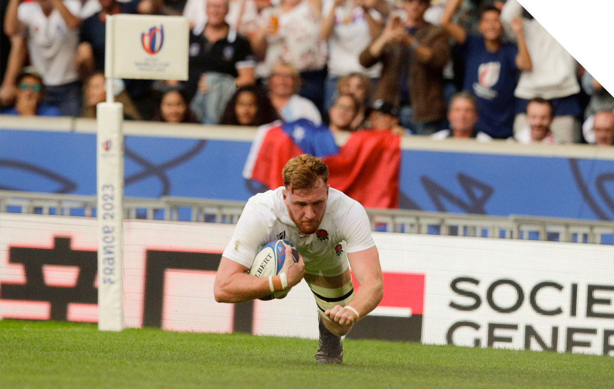 ollie chessum scoring a try