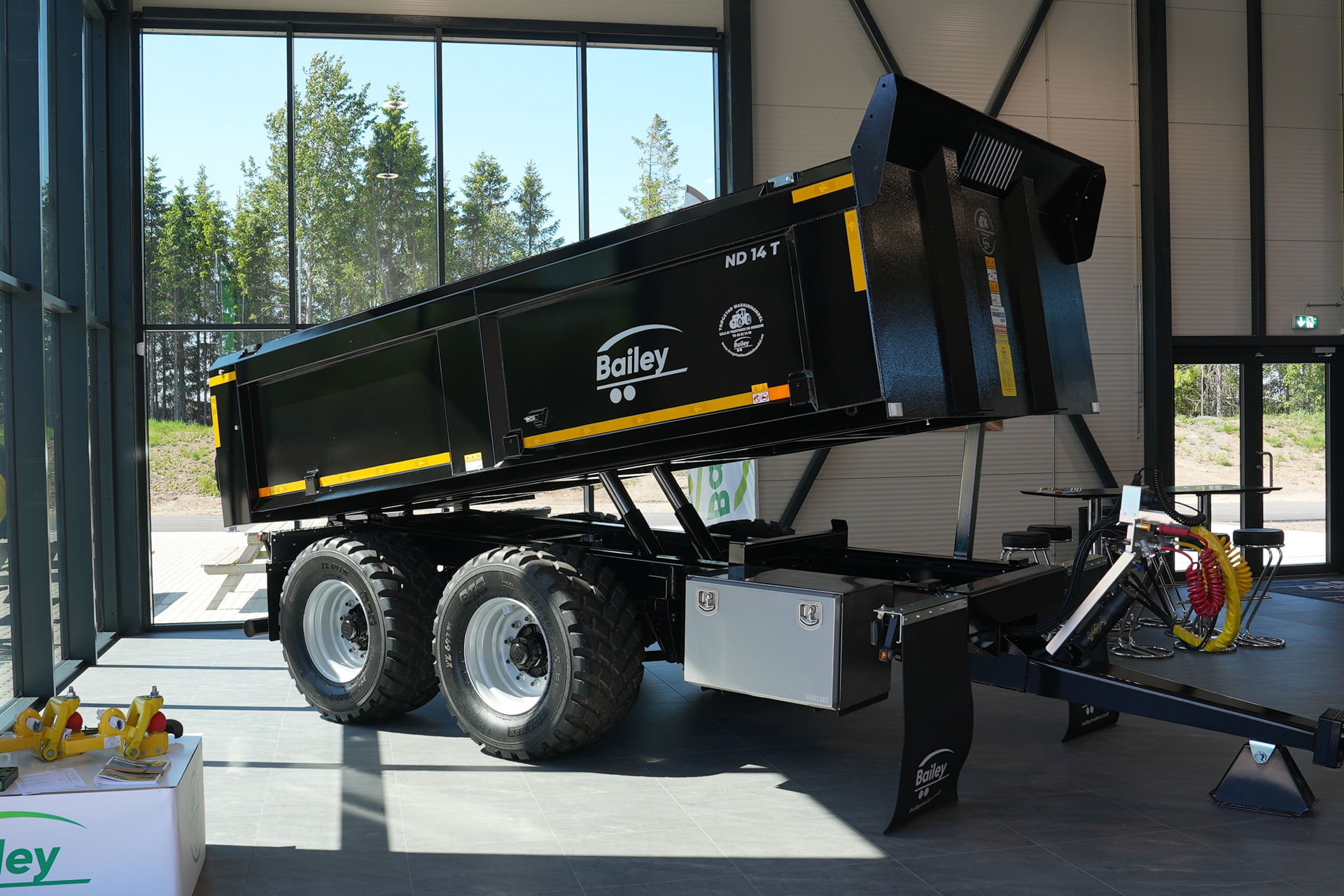 bailey tipper trailer in trogstad maskinhandel reception area